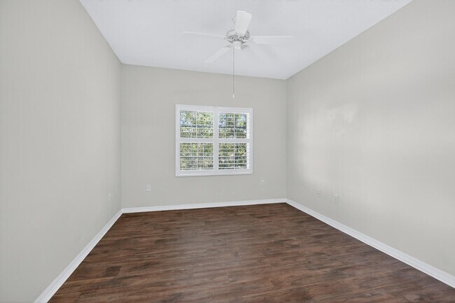 Building Photo - 625 Fairway Dr