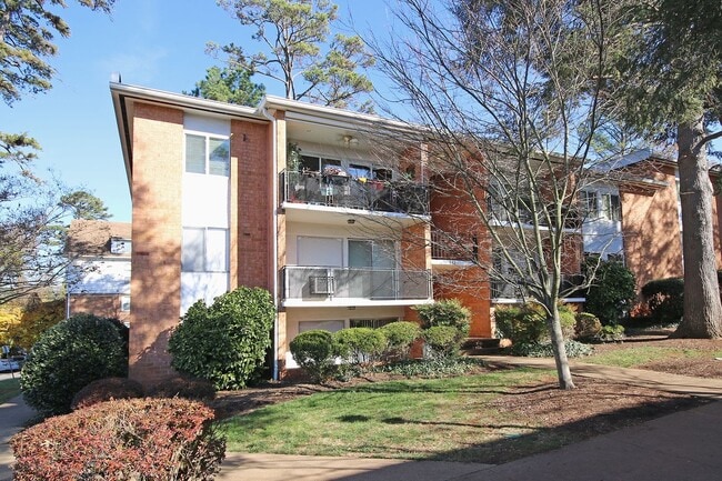 Building Photo - Student-Friendly 1800 JPA Garden Apartment Near UVA