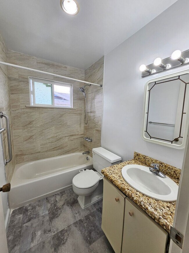 Building Photo - Beautiful 4 Bedroom 2 Bath House