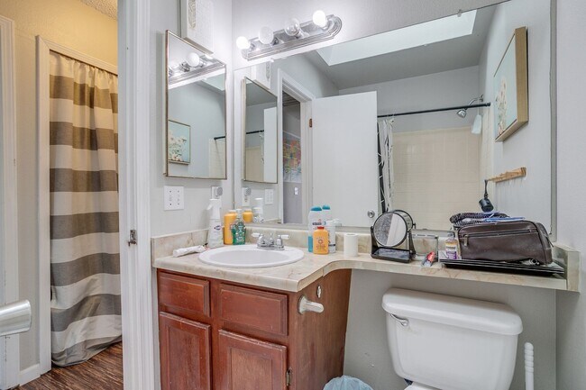 Building Photo - Huge room in a large shared home, private bathroom, great neighborhood, friendly roommates!