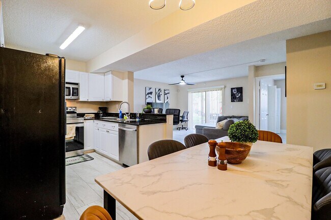 Building Photo - 450 Palm Cir W