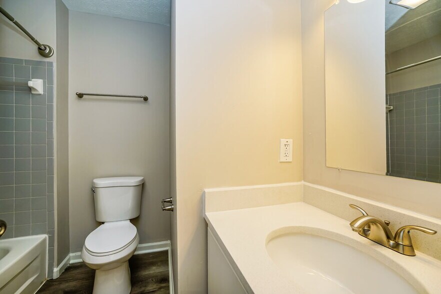 Building Photo - 2146 Kingsglen Dr