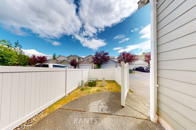 Building Photo - "Cozy" Meets "Modern": 3-Bedroom Home with Dreamy Front Porch Retreat!