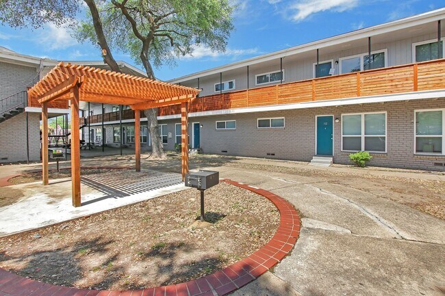 Building Photo - Whisperwood