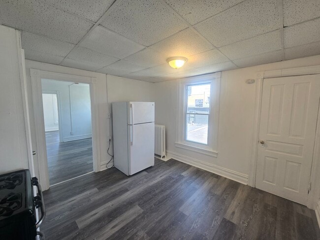 Building Photo - 450 Maple St