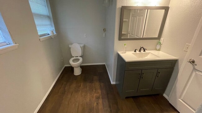 Building Photo - inviting & comfortable3 Bed 1 Bath House