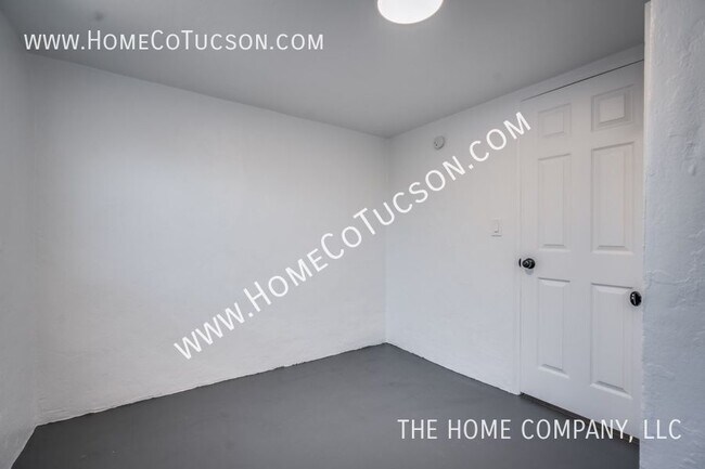 Building Photo - 940 E Florita St
