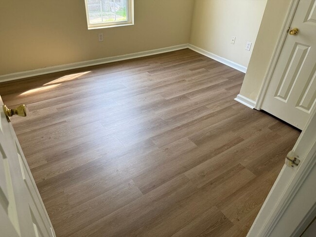 Building Photo - Super Cute home located in City Limits