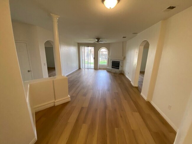 Building Photo - HOUSE