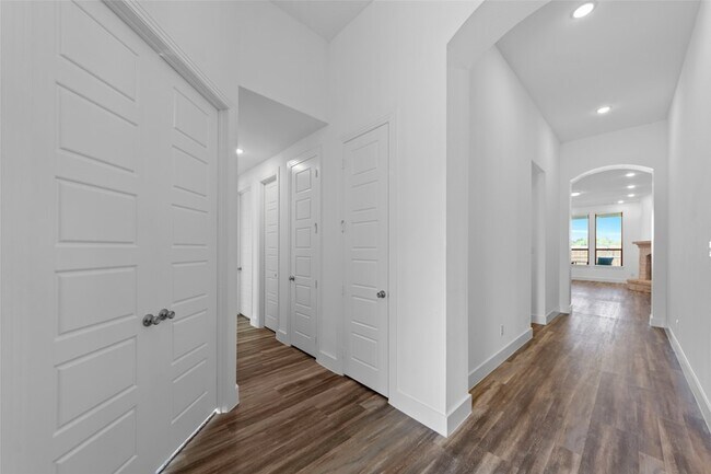 Building Photo - 2025 St Andrews Dr