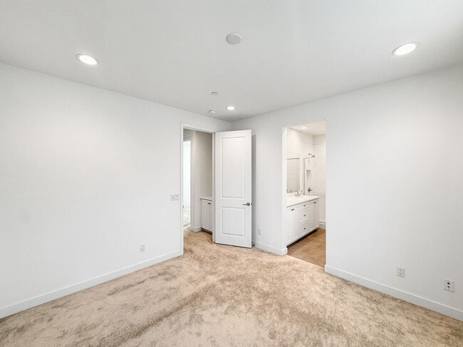 Building Photo - Newly Constructed 2B/2.5BA Townhome in Esc...
