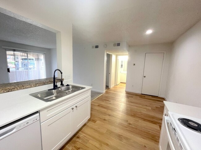 Building Photo - GORGEOUS 1BED/1BATH GROIND FLOOR UNIT CONDO