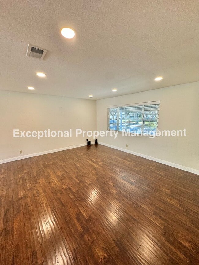 Building Photo - Ready to move in 3 bed 2 bath single story home!