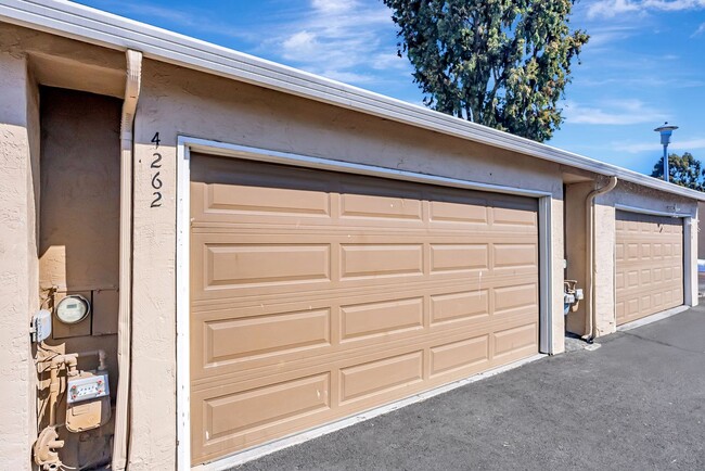 Building Photo - BEAUTIFUL REMODELED TWO STORY TOWNHOME IN ...