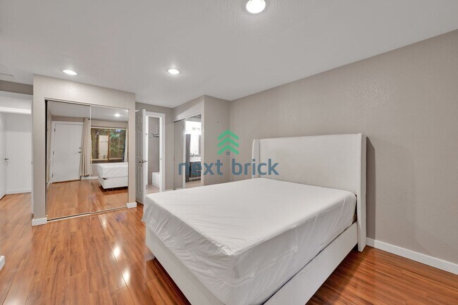 Building Photo - Beautifully Spacious Top-Floor Condo in the Heart of Juanita!