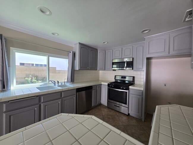 Building Photo - Spacious Northridge Family home near the N...