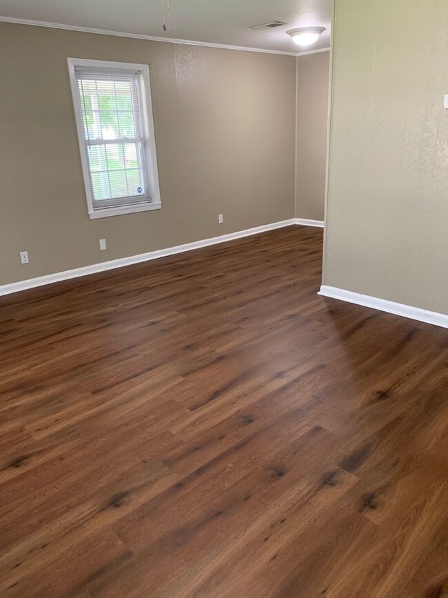 Building Photo - 2bed/1bath House NEW PAINT!