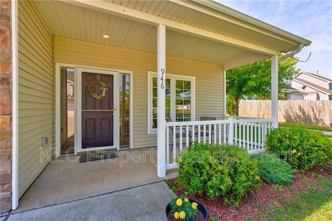 Building Photo - 946 Red Hawk Way SE