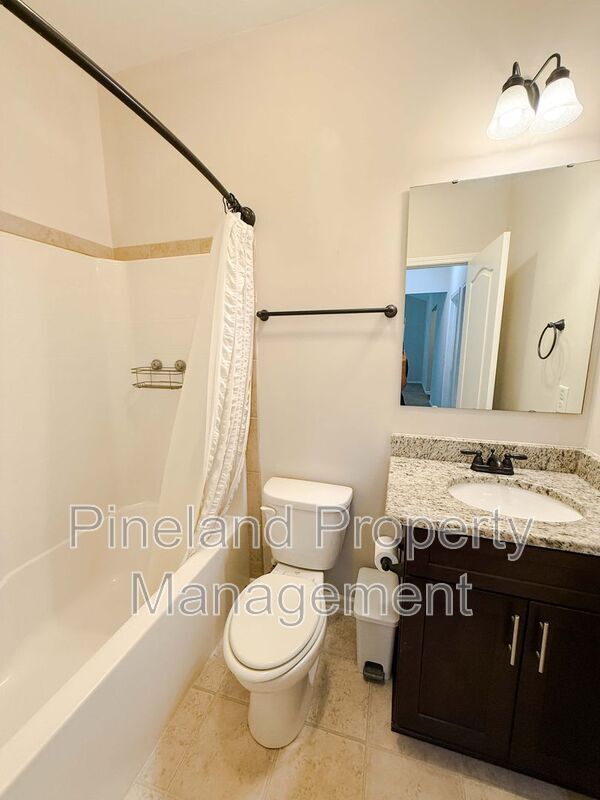 Building Photo - 728 Roanoke Dr