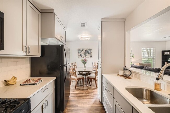 Building Photo - 9705 Oriole Dr