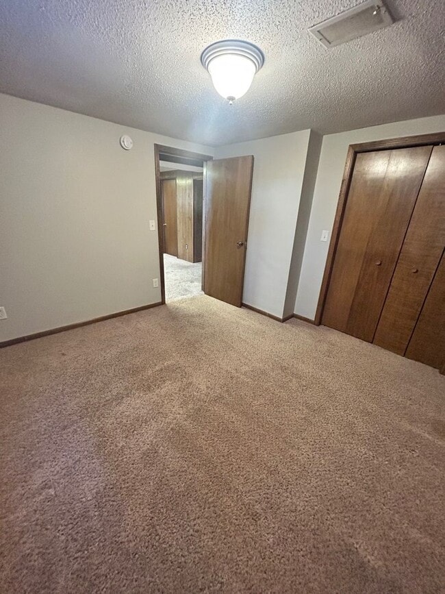 Building Photo - 7615 Walnut Ave