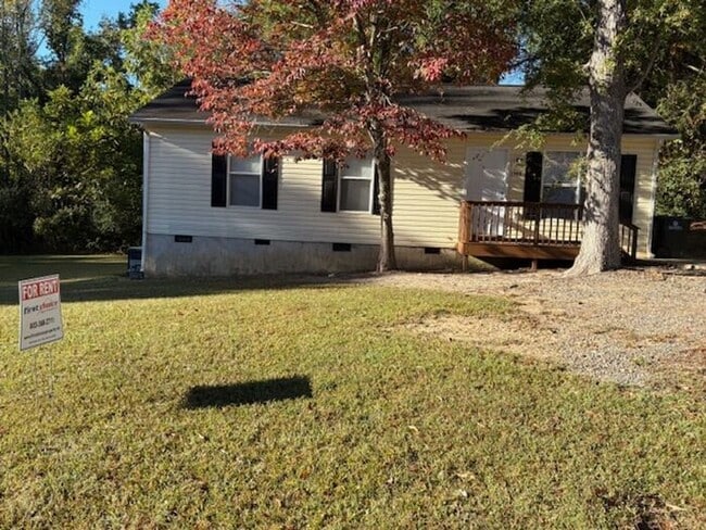 Building Photo - Recently Updated 3 Bedroom 1 Bath Home in ...