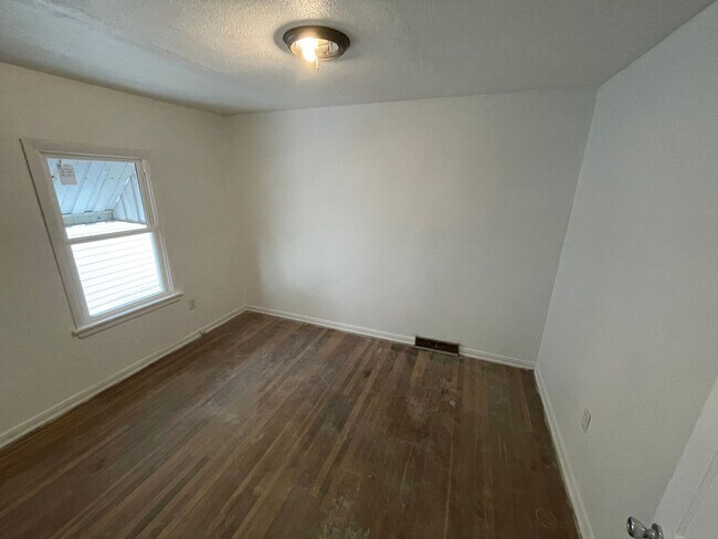 Building Photo - 2-Bedroom House - Section 8