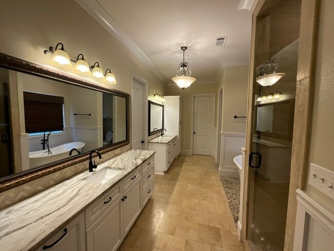 Building Photo - Live in Greystone Golf & Country Club!
