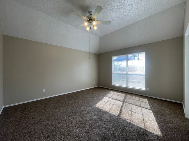 Building Photo - AVAILABLE NOW 3 Bedroom 2 Bath Home in For...