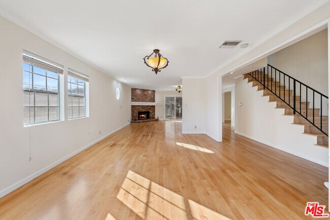 Building Photo - 807 E Orange Grove Ave