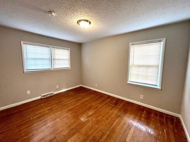 Building Photo - THREE BEDROOM/TWO BATH SPACIOUS HOME - CENTRAL LOCATION