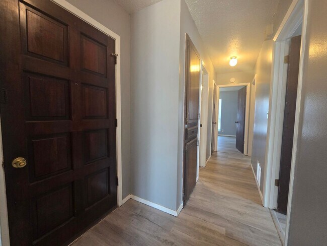 Building Photo - 3 Bedroom 1.5 Bath and 2 Garage home in Shawnee!