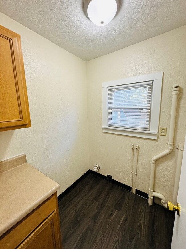 Building Photo - This home shines!