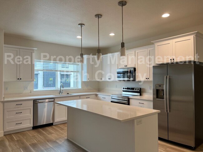 Building Photo - Newer American Fork Townhouse