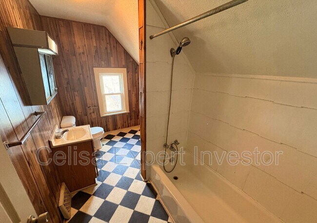 Building Photo - 814 Grace Ave