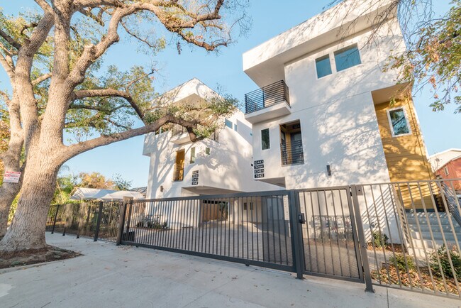 Building Photo - Two Bedroom Town Home-style Like Near NoHo...