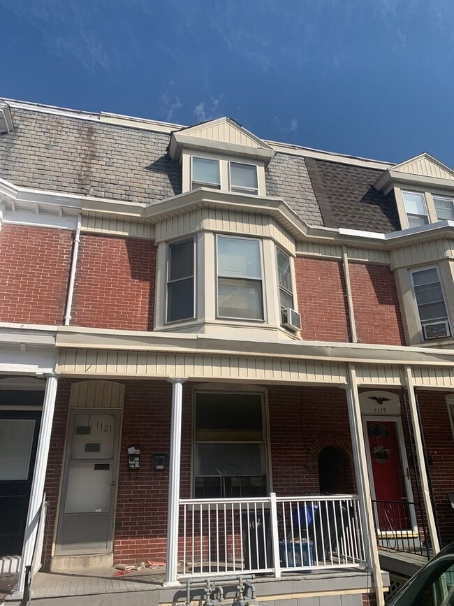 Free Month Rent for Leases Signed by End o... 1121 W Poplar St West