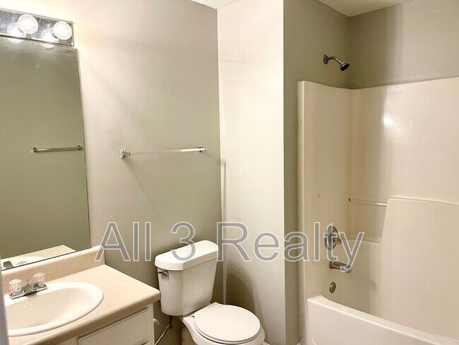 Building Photo - 2024 Smithfield Ave