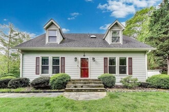 Building Photo - Super Cute BSMT "Studio" Apartment = All Utilities included