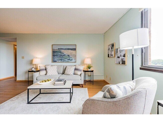Building Photo - Spacious one-bedroom, one-bath condo in a fantastic St. Paul location!