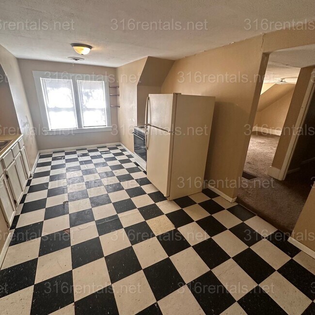 Building Photo - $695 - 1 bed 1 bath - Multi Family Home