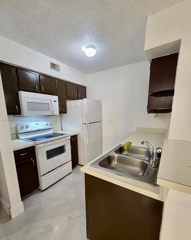 Building Photo - 2820 N Oakland Forest Dr
