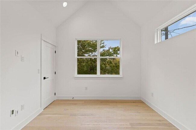 Building Photo - 3321 Hemlock Ave
