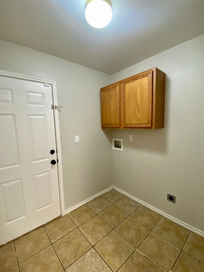 Building Photo - 504 N Brentwood Ave