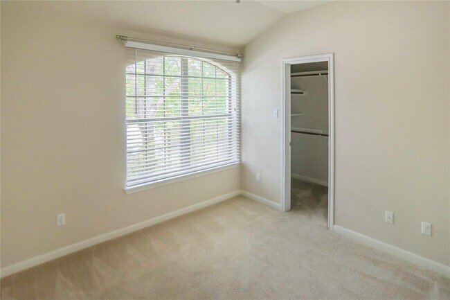 Building Photo - 2542 Ravenwood Dr