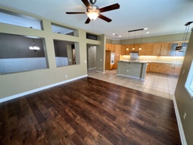 Building Photo - Stunning 2 bedroom Single-Story Home on Me...