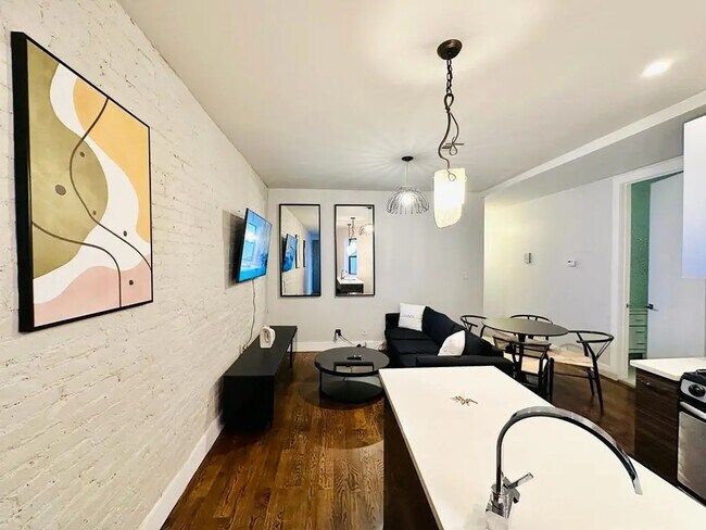 Building Photo - Furnished room/NOT APARTMENT