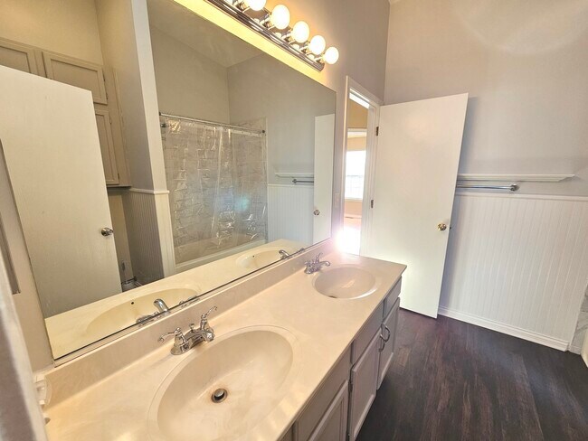 Building Photo - 2315 Meadows Ln
