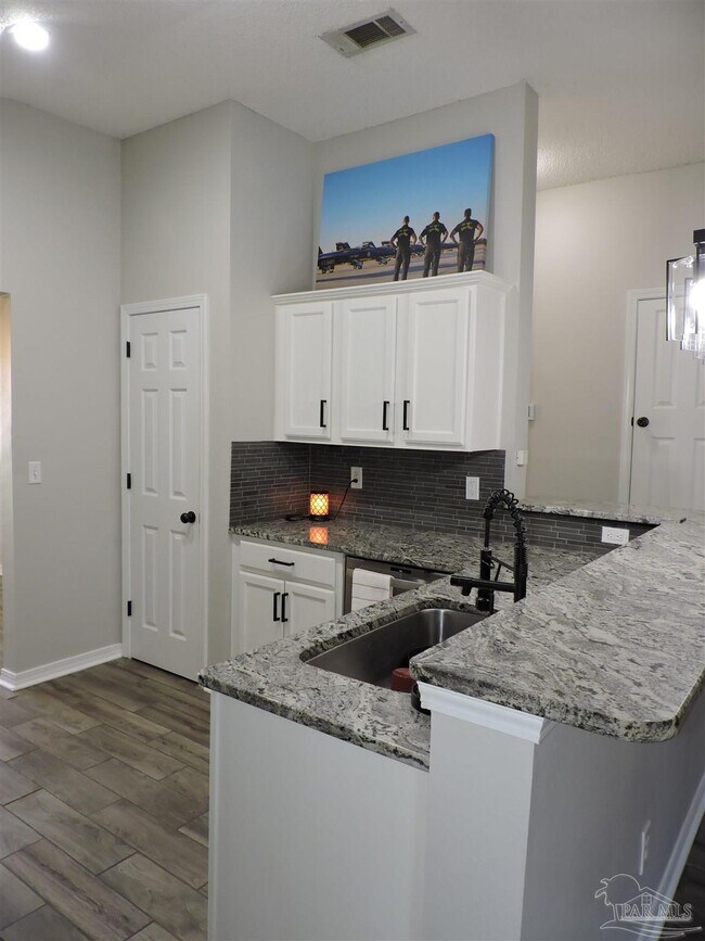 Building Photo - 2541 Gulf Breeze Ave