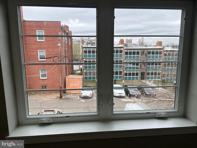 Building Photo - 624 Girard St NE